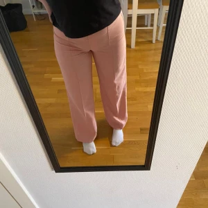 Kostymbyxor - Rosa byxor från bershka, knappt använda