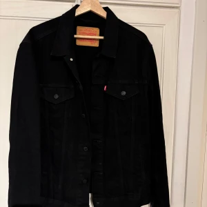 Svart jeansjacka från Levi's - Säljer min jeansjacka från Levis i storlek L. Den är liten i storleken jag har storlek M vanligtvis så L passar mig perfekt. Köparen står för frakten. 