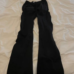 Svarta träningstights - Superbekväma träningstights med utsvängda ben och scrunch!💪🏻✨ Aldrig använda