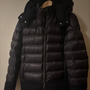 Moncler Riom  - Moncler Riom size 4 7/10 lite slitage på muddarna samt dragkedjan behövs lagas. Annars i bra skick! Pris 3299, vid frågor och funderingar är det bara att höra av sig! 