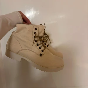 Helt oanvända Beige boots från Vagabond, stl 37,  - Säljer ett par snygga beige boots från Vagabond i storlek 37. Skorna är HELT oanvända & skickar dom i kartongen.  Passar perfekt inför våren 