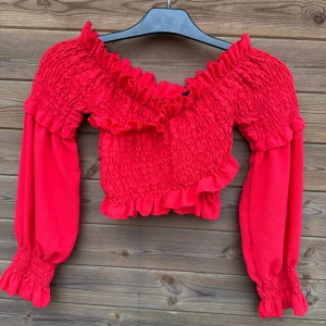 Topp - Röd fin croppad topp i storlek S passar även XS. Aldrig använd men lappar borta 