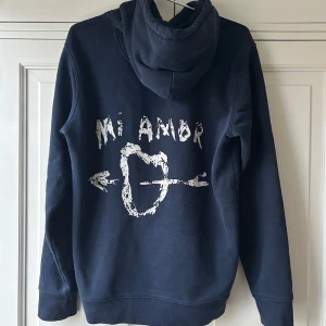 Mörkblå hoodie från Mira Paris - Säljer en mörkblå hoodie från Mira Paris! Har et liiitet hål framtill men inget som syns