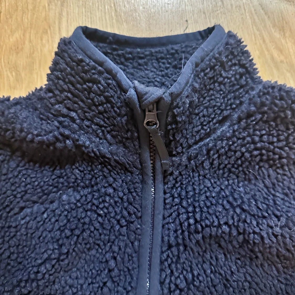 Svart teddyjacka med dragkedja - 3