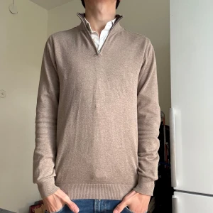 Stickad tröjan från John Henric - Säljer en riktigt snygg stickad tröja från John Henric i storlek S skick 9/10 hör av er om ni har några frågor eller funderingar! Priset är inte hugget av sten!🤩🤝