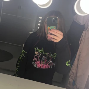 Svart hoodie med tryck - R&M hoodie från hm. Slitningar på snörena men annars bra skick. För frågor eller fler bilder skriv💗