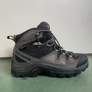 Salamon quest rove goretex vandringskängor  - Jag säljer ett par salamon quest rove goretex vandringskängor i skinn. De köptes lite hastigt på en resa i Chamonix, men är tyvärr lite för små för mig som normalt har 38 i skostorlek. På grund av detta är de använda kanske 4 gånger. Finns inte heller några tydliga defekter, förutom lite jord.   Nypris: 1900kr Storlek: 37 & 1/3 Längd: ca 25,5 cm Bredd: ca 10,5 cm  Länk till Salomons hemsida om man vill läsa mer om skon: https://www.salomon.com/sv-se/shop-emea/product/quest-rove-gore-tex-li4176.h