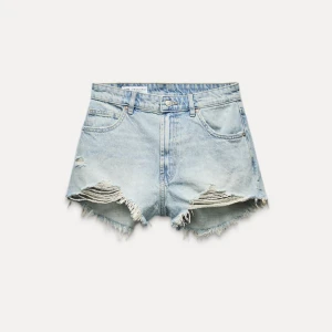 Ljusa jeansshorts med slitningar från Zara - Snygga ljusa jeansshorts med slitna detaljer från Zara. Helt nya med prislappen kvar, köpta i höstas för 329kr  till en resa som aldrig blev av. Storlek 34💕