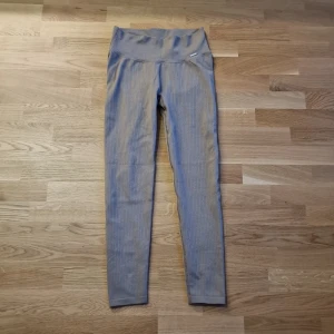 Bruna ribbade leggings - Bruna leggings med ribbad struktur och hög midja från Aim'n Perfekta för en bekväm och stilren look. Passar utmärkt till både träning och vardagsbruk. 