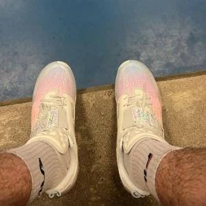 Träningskor - För er basketintresserade, eller allmänt intresserade för sport så har vi ett par snygga och färgglada skor. Dessa heter Way of Wade 808 och säljs för 1600-2100kr, jag har använt dem 2 träningspass och mina fötter är alldeles för breda för dem och därför säljer jag dem. Dem är storlek 43, rekommenderar att ni har smala fötter om ni köper eller för er som har storlek 42 kommer dem passa perfekt. Kommer i orginalpaket