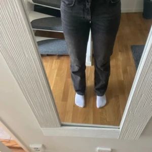 Utsvängda jeans  - Jättefina jeans från Gina helt nya i storlek 34/Xs 