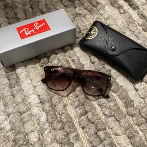rayban boyfriens - Schyssta rayban boyfriens, inte alls använda mycket. Köpta på synsam, online kvitto går att fixa. För mer frågor är det bara att höra av sig!