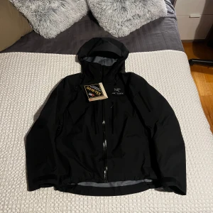 Arc’teryx alpha sv - Arc’teryx alpha sv (storlek S). Har kvar lapparna.