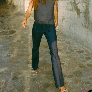 Svarta bootcut byxor - Snygga svarta bootcut byxor med hög midja. Perfekta för en stilren look. Byxorna har en klassisk design med en lätt utsvängd passform som ger en elegant siluett. Oanvända med lappen kvar! 