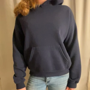 Marinblå  hoodie - Säljer nu denna fina marinblåa hoddie från Gina endast använd 2 gånger 💞💞