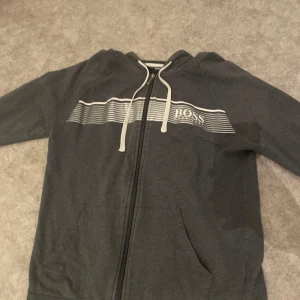 Hugo boss zip hoodie - En simpel o skön zip hoodie som funkar till allt! Inga defekter eller liknande med den. Säljer då den ej används längre