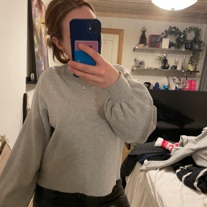 Tröja - Säljer iväg denna skit snygga tröja som också sitter som en smäck. Men har glömt bort att jag har den och därav inte kommit till användning. Inge defekter alls och inte heller stickig🫶💕Strl M men passar S också.