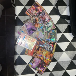 Samling av Pokémon GX och EX kort - Säljer en riktigt sjuk samling av Pokémon GX och EX kort med holografiska effekter. Inkluderar populära Pokémon som Charizard, Rayquaza, Espeon och Dragonite. Perfekt för samlare eller Pokémon-entusiaster som vill utöka sin kortsamling. Kortens skick är varierande, men de flesta ser ut att vara i riktigt bra skick. Väldigt !RARE! 60kr st 