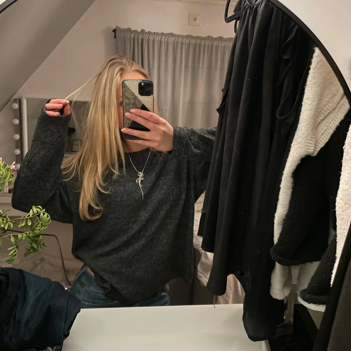 Mörkgrå stickad tröja