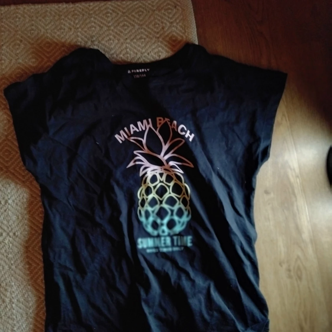 Svart ärmlös t-shirt med ananastryck