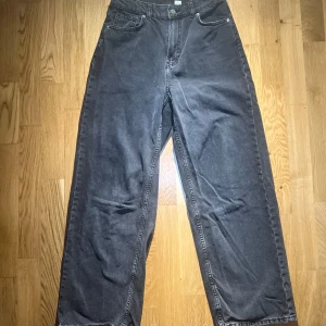 Svart jeansbyxor - Snygga svart  jeansbyxor med hög midja och breda ben. Perfekta för en avslappnad stil. Bekväma jeans o passar till alla tröjor och stil.🤍🌟