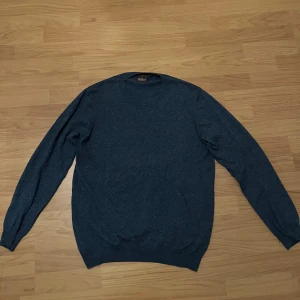 Stickad Tröja - Oscar Jacobsson - Säljer min stickade Oscar Jacobsson tröja då den är för liten för mig. Tröjan är i väldigt bra skick och knappt använd. Hör av er vid frågor😁