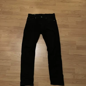 Levis Jeans - Helsvarta Levi's jeans i storlek W30 L32. Jeansen är i väldigt bra skick och passar till allt. Hör av er vid frågor😁
