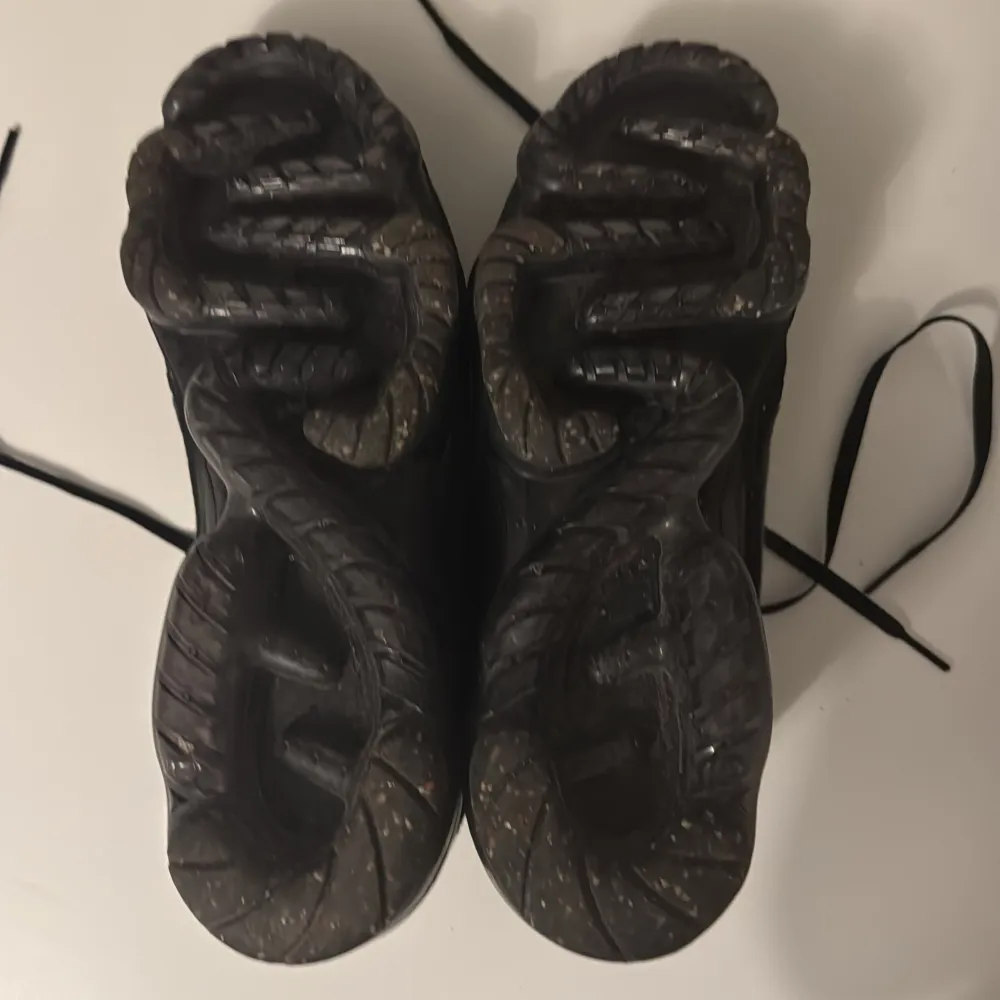 Snygga svarta Nike Vapormax med en futuristisk design och synlig luftdämpning i sulan. Skorna har snörning och en diskret Nike-logga på sidan. Perfekta för en sportig look. Ny skick, ny pris 2499 . Kengät.