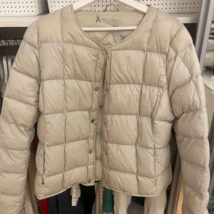 Beige jacka - Perfekt till våren. Storlek L men jag tycker att dne passar mig som brukar ha S ungefär, den är lite smutsig men går nog bort om man tvättar den lite💕