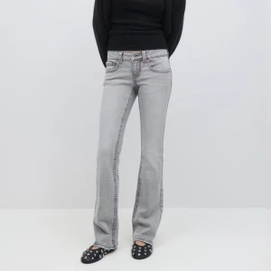 Grå bootcut jeans - Snygga grå bootcut jeans low waits från gina, säljer pga de har blivit lite stora