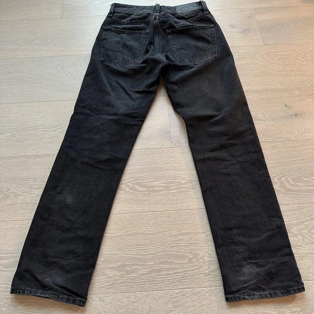 Snygga svarta jeansbyxor från Jack and Jones. De har passformen relaxed och modellen är Chris. Perfekta för en stilren look. Storlek 27/30 och nypris 600. . Farkut & Housut.
