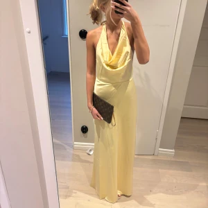 Gul långklänning med öppen rygg - Superfin aldrig använd, endast testad med lappar kvar💗