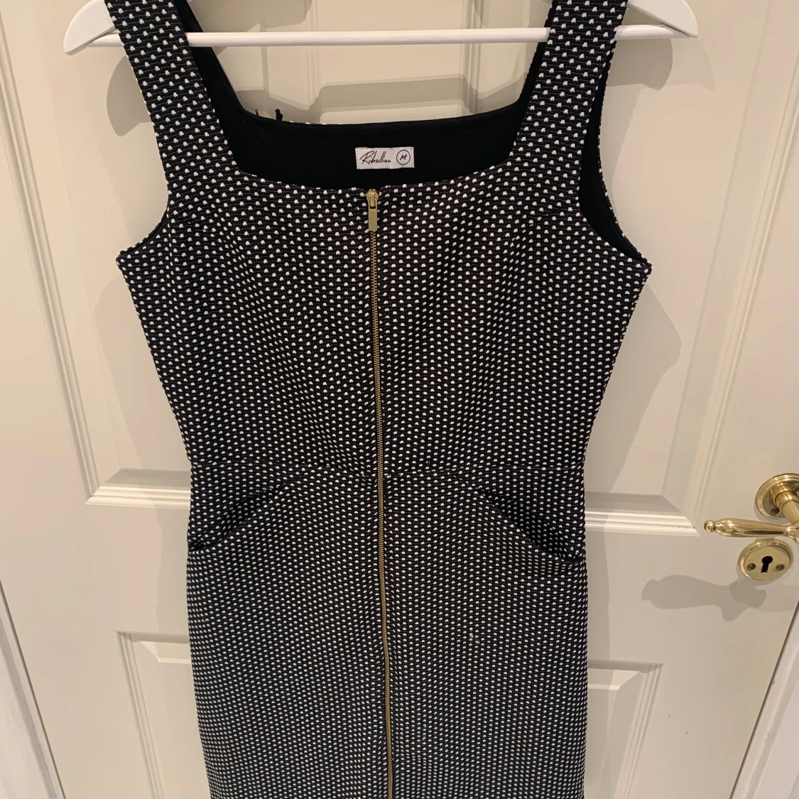 Svartvit prickig klänning från Robin