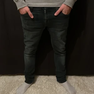 Nudie jeans  - Tja, säljer dessa feta par nudie jeans, bra skick, utom en defekt som är vid fickan, nypris 1500kr men säljer dom bara 499kr, skicka ett pm om du har nån fundering, Fast pris!