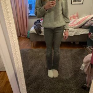 Snygga Grå bootcut jeans - Snygga grå bootcut jeans med en klassisk design. Midrise och är perfekta för en avslappnad stil. Jeansen är tillverkade i ett bekvämt denimtyg som ger en skön passform. Storlek 30 står men har vanligtvis 25 så är 