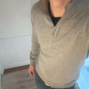 John Henric halfzip  - Säljer en stilren grå tröja med dragkedja i kragen. Perfekt för en avslappnad look. Tröjan har en normal passform och är tillverkad i ett mjukt material. Modellen är 186 och bör storlek medium. Ställa gärna frågor vid minsta funderingar😊