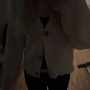 Beige stickad kofta - En mysig beige kofta från Chiquelle som inte finns längre. Nästan aldrig använd och säljer då jag behöver bli av med kläder och den inte kommer till användning. Priset går att diskuteras så hör gärna av dig med prisförslag eller om du vill ha fler bilder.