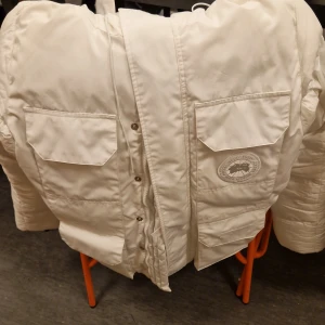 Vit dunjacka från Canada Goose - Säljer for byter. Söker hoddies elr cardigans, vad ni har för att byta? 
