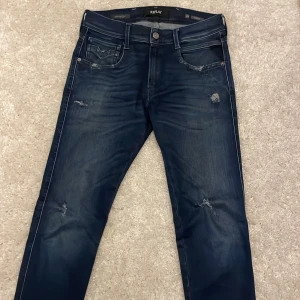 mörkblåa replay jeans med slitnigar  - säljer ett par replay anbass hyperflex i storleken w28 l30 dem är unika och passar mycket fint till det mesta! ingen defekt utom att lappen är borta efter en tvätt!