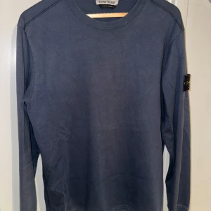 Mörkblå Stone Island tröja - Säljer en mörkblå tröja från Stone Island då den inte kommer till någon användning, inga skador eller så, medföljer även orginal box med tröjan, pris ej hugget i sten, hör av dig vid fler frågor :)