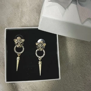 Nitörhängen med leopard - Guld nitörhängen med leopard på, guldigare än vad som syns på bild, bra skick.