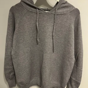 Stickad hoodie - En helt ny grå stickad hoodie nypris ca 1000. Säljs då den är för liten. Skriv vid frågor, pris kan diskuteras vid snabb affär 