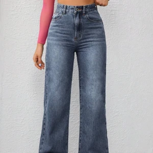 Högmidjade jeans - Säljer dessa i båda svart och blå. Jätte snygga utsvängda högmidjade jeans. Passar storlek S och M