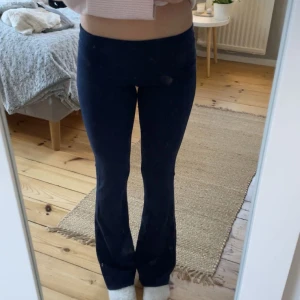 Marinblå yoga pants  - Så sköna och snygga yoga pants från Gina! Ser nya ut och de är perfekt i längd för mig som är 165 cm. Inga slitningar💗