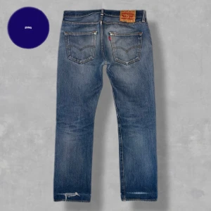 Vintage Levis 501 Jeans - Säljer nu dessa grymt snygga Levis jeans | De är i ett superbra skick, utöver liten slitning i skrevet (går lätt att laga). |Storlek W31 L30. | Nypris: 1700 men omöjligt att hitta i denna tvätt! | Skriv vid funderingar! 