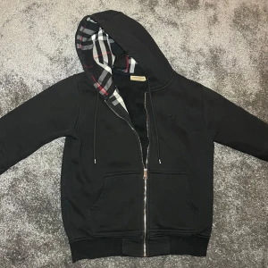 Svart Burberry hoodie  - Snygg svart hoodie från Burberry i storlek s, i mycket bra skick