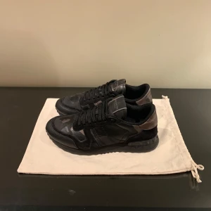 Valentino Rockrunner - Tja, säljer nu dessa sjukt feta Rockrunners i otroligt bra skick, dom är självklart äkta, Dustbag tillkommer, först till kvarn!!