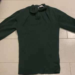 Grön långärmad topp från Zara - Populär topp från Zara som inte säljs längre! Bra skick använd ett fåtal gånger!!!❤️