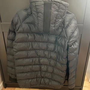 Peak Performance jacka  - Säljer en peak performance jacka då den är för liten. Den är i bra skick, finns nått litet hål som knappt syns. Storlek 170/S. Den är svart/blå.  Köpte den för två år sen för ungefär 2500kr. Skriv för mer info 💕