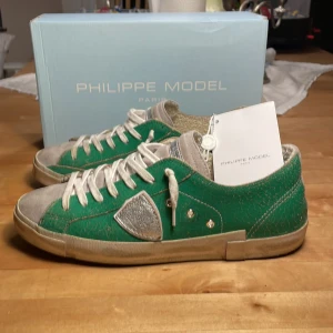 Nya gröna skor på Philipe model  - Ett par snygga skor från Philipe model använda ett fåtal gånger och inga täcken alls på slitning. Säljer dessa skor för att dem är för små.                                               Nypris: 3999.        Mitt pris: 750kr.